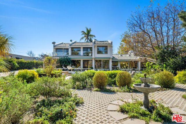 29417 Bluewater Road, Malibu CA: https://media.crmls.org/mediaz/97eadc2d-6dac-449c-a081-d83746eb3b79.jpg