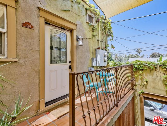 1016 Laguna Avenue, Los Angeles CA: https://media.crmls.org/mediaz/97ebc64b-984c-43f1-a785-0e674ec9d13b.jpg