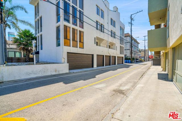 Image 49 of 58 For 14 Mast Street