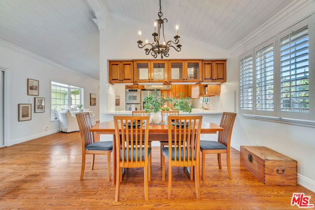 6001 Oakdale Avenue, Woodland Hills CA: https://media.crmls.org/mediaz/97ec4b34-4d8b-4b56-9e2b-bdd99237dc85.jpg