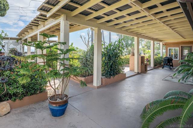 7945 Shadow Hill Dr, La Mesa CA: https://media.crmls.org/mediaz/97ecefd4-33cd-449e-bec0-bb444d282702.jpg