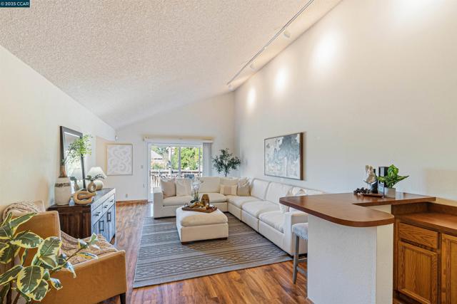5200 Myrtle Dr, Concord CA: https://media.crmls.org/mediaz/97ed2bd3-1f3c-4d65-b4cd-f6157809af2e.jpg