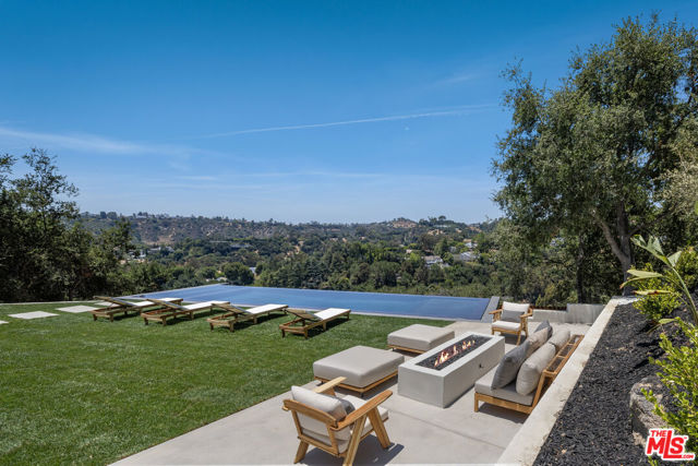 9715 Arby Drive, Beverly Hills CA: https://media.crmls.org/mediaz/97f03158-f7a1-4ad6-ab13-250911f472ba.jpg