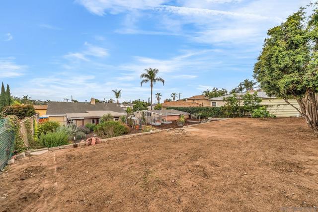 7200 Colony Rd, La Mesa CA: https://media.crmls.org/mediaz/97f11d18-4b33-45a2-a327-a43c80024b41.jpg