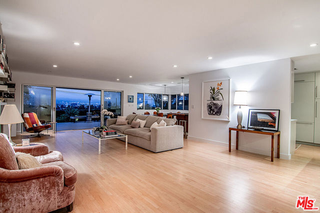 9353 Duxbury Road, Los Angeles CA: https://media.crmls.org/mediaz/97f16aea-c6cd-4f11-a306-0c7d783facf2.jpg