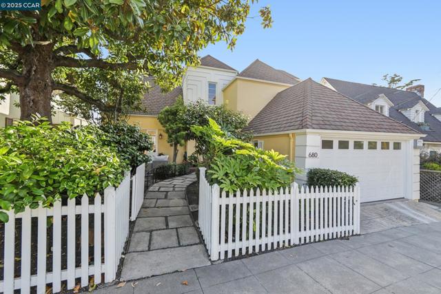 680 Grizzly Peak Blvd, Berkeley CA: https://media.crmls.org/mediaz/97f23693-3877-4dd9-84ac-1be67ffb56b8.jpg