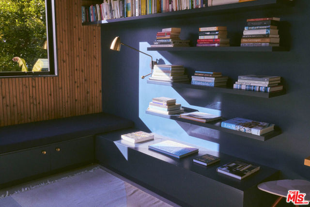 906 Superba Avenue, Venice CA: https://media.crmls.org/mediaz/97f2487c-010d-47e8-8682-b738ccd38220.jpg