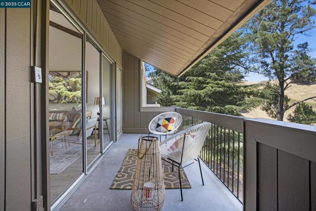 2075 Ascot Dr, Moraga CA: https://media.crmls.org/mediaz/97f2ed84-a906-4162-a235-1872e516ce44.jpg