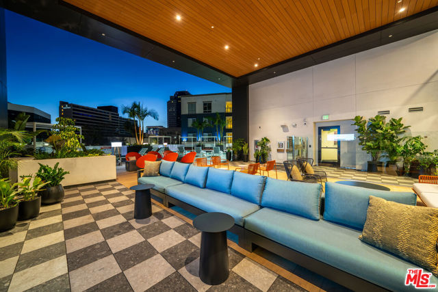 250 E Broadway, Long Beach CA: https://media.crmls.org/mediaz/97f41db6-b614-451a-9fe9-1858fb6f54b4.jpg