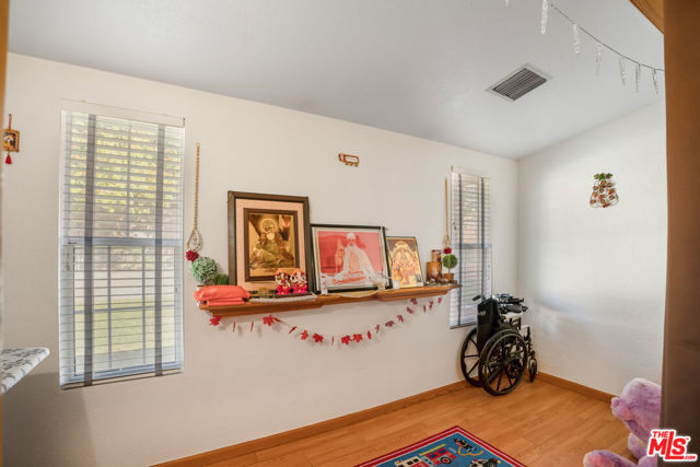 4141 Eileen Street, Simi Valley CA: https://media.crmls.org/mediaz/97f43066-18f3-4d44-b899-b4c702d005df.jpg