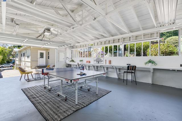 3914 Laguna Ave, Oakland CA: https://media.crmls.org/mediaz/97f67dee-dd20-4480-b270-e1e8a0a12f93.jpg