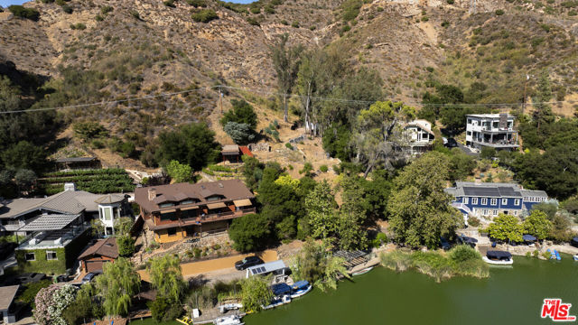 2100 Lakeshore Drive, Agoura Hills CA: https://media.crmls.org/mediaz/97f6b992-74df-4836-b574-98f65ed43e55.jpg