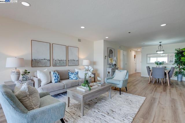 1001 Shoreline Dr, Alameda CA: https://media.crmls.org/mediaz/97f72658-8ae9-4758-8a51-8dab65c7a698.jpg