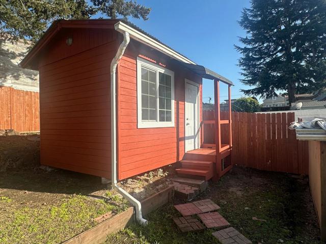 3050 22nd Avenue, Oakland CA: https://media.crmls.org/mediaz/97f7b16f-ad20-4e4f-9435-274b51e976d5.jpg