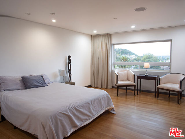 3971 Fredonia Drive, Los Angeles CA: https://media.crmls.org/mediaz/97f7f94c-a7da-4cae-a85b-630953c42899.jpg
