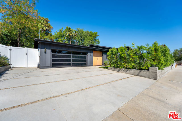 20215 Lorenzana Drive, Woodland Hills CA: https://media.crmls.org/mediaz/97f8215a-c847-4361-a0ac-c6334df9f949.jpg