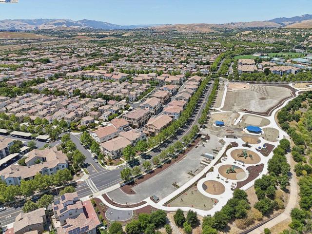 5010 Barrenstar Way, San Ramon CA: https://media.crmls.org/mediaz/97f9d00d-f468-4c48-9c56-3fbf6dbf7639.jpg