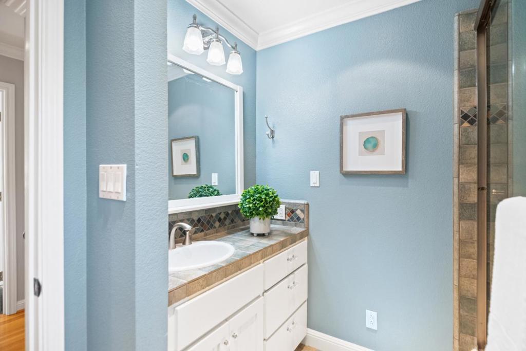 https://media.crmls.org/mediaz/97fab6ab-99e9-4bd4-adc7-3969ccca1b27.jpg?preset=X-Large