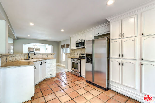 117 Navajo Lane, Topanga CA: https://media.crmls.org/mediaz/97fb7ebf-36fa-484e-87c7-3afe6565517d.jpg