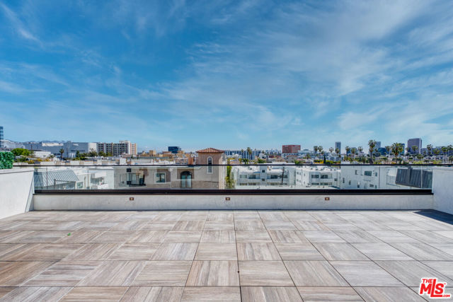 411 S Hamel Road, Los Angeles CA: https://media.crmls.org/mediaz/97fc8b61-df97-489f-a92e-bbc3cc596593.jpg
