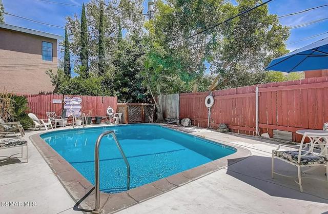 1542 Riverside Drive, Glendale CA: https://media.crmls.org/mediaz/97fcdf8c-9269-46db-a087-9327bf73e709.jpg