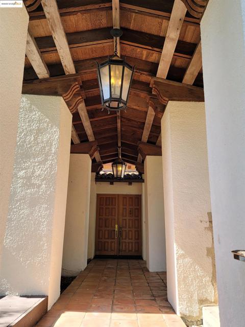40 Hilldale Ct, Orinda CA: https://media.crmls.org/mediaz/97ff2576-af99-49bb-85f6-2b6c9d8fc1b1.jpg
