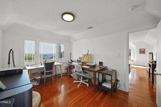 Detail Gallery Image 19 of 36 For 3961 Cumberland Ave, Los Angeles,  CA 90027 - 3 Beds | 2 Baths