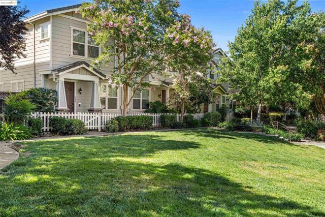 206 Hamlin Loop, Walnut Creek CA: https://media.crmls.org/mediaz/98000e78-feba-4aea-9bb9-10241e59dcdc.jpg