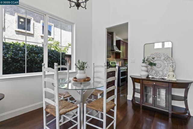 631 Summerwood Dr, Brentwood CA: https://media.crmls.org/mediaz/98010d61-9f12-4182-bf1a-42ccbd5d2e52.jpg