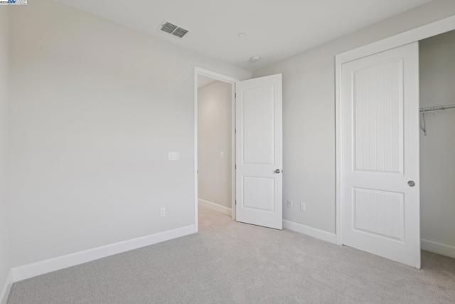 109 Creek View Cir, Fairfield CA: https://media.crmls.org/mediaz/98012498-79b1-4099-984a-256e1ba10971.jpg