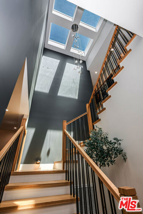 11258 Laurie Drive, Studio City CA: https://media.crmls.org/mediaz/9801f761-8467-494a-9ea8-87dcb40938d5.jpg