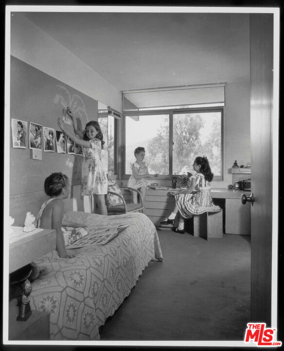 2764 Outpost Drive, Los Angeles CA: https://media.crmls.org/mediaz/9802ca18-57bd-4464-909b-cad77099806e.jpg