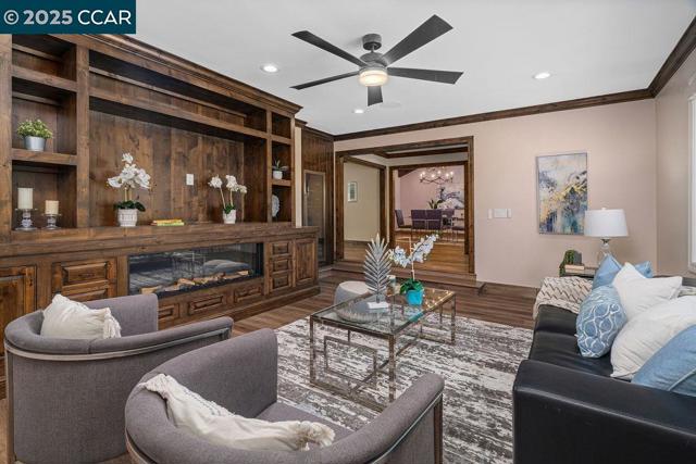221 El Sobrante Dr, Danville CA: https://media.crmls.org/mediaz/98031481-ef76-4c39-8be2-2dac605a6894.jpg