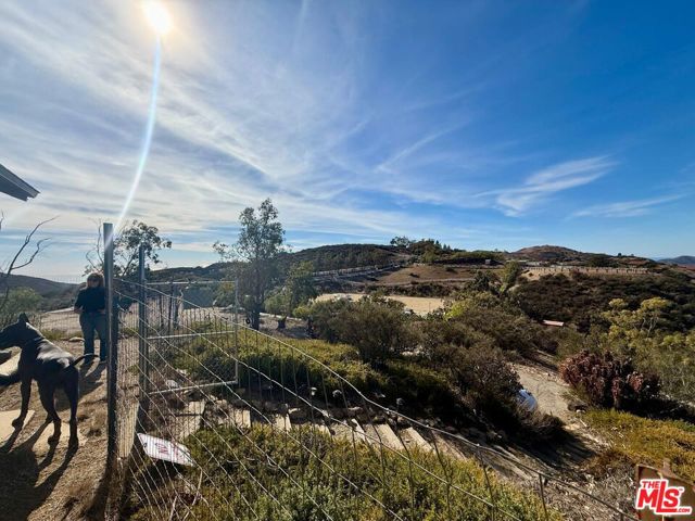 11077 Pacific View Drive, Malibu CA: https://media.crmls.org/mediaz/98032431-af56-448f-abf8-a80bfa244ca3.jpg