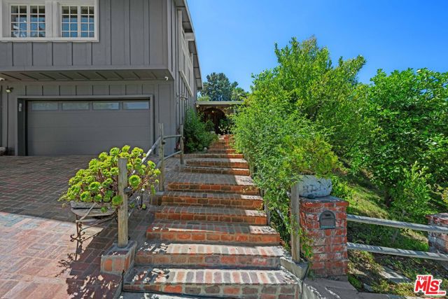 16582 Calneva Drive, Encino CA: https://media.crmls.org/mediaz/980351b9-2c7e-4858-9fae-77035dd0dfcb.jpg