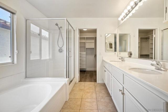 4811 Ventana Way, Oceanside CA: https://media.crmls.org/mediaz/9803aba4-1801-4b05-a0dd-56c5bcadfddf.jpg