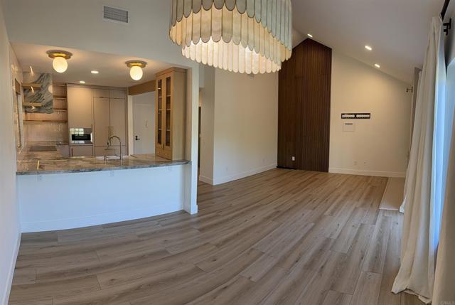 Detail Gallery Image 4 of 26 For 930 via Mil Cumbres, Solana Beach,  CA 92075 - 2 Beds | 2 Baths