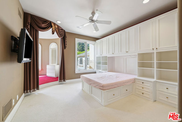 3303 Clerendon Road, Beverly Hills CA: https://media.crmls.org/mediaz/9804166d-6218-46fc-b7d0-1ba5bc4ae9ba.jpg