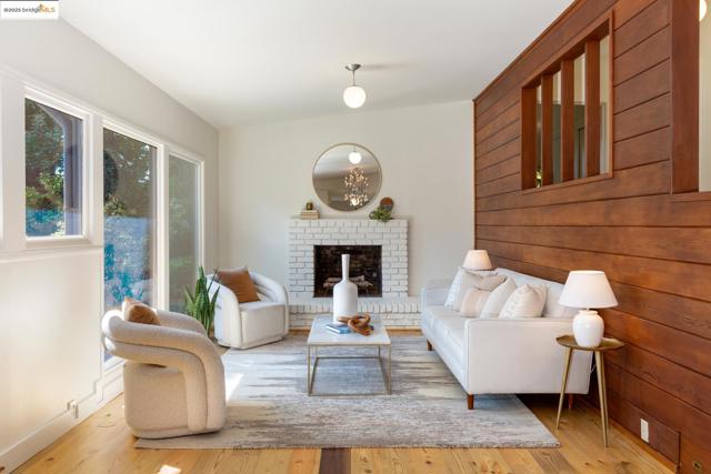 605 Plateau Dr, Kensington CA: https://media.crmls.org/mediaz/98046238-def6-4710-94e1-6afc4e7debe8.jpg