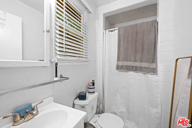 946 Hilldale Avenue, West Hollywood CA: https://media.crmls.org/mediaz/9804d135-ed9c-40d4-8641-85820c9ee200.jpg