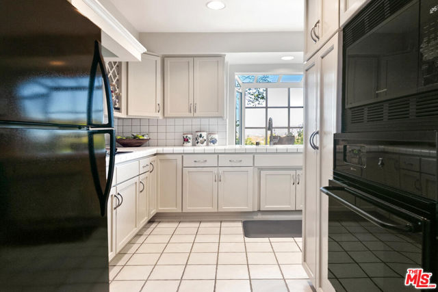 15213 Del Gado Drive, Sherman Oaks CA: https://media.crmls.org/mediaz/98057dd7-d501-4528-ab87-e3180cdd1a46.jpg