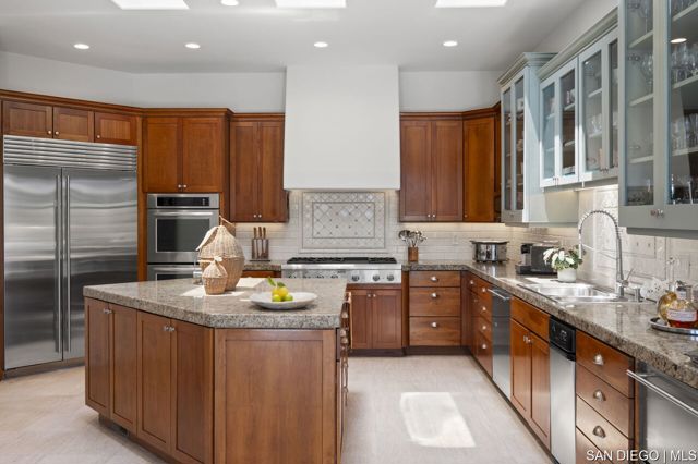 5931 Citadel CIR, La Jolla CA: https://media.crmls.org/mediaz/98057e89-595c-4b00-85d6-9ec232fe952a.jpg