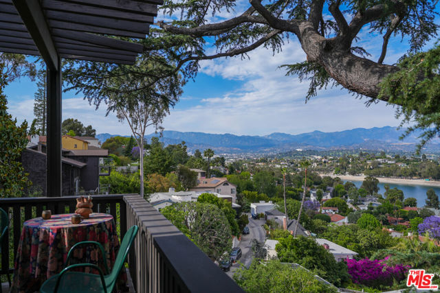 2020 Redcliff Street, Los Angeles CA: https://media.crmls.org/mediaz/98070411-5951-48d4-9f96-6ff6268aa729.jpg
