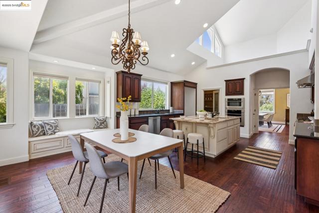 3244 Ridgeview PL, Hayward CA: https://media.crmls.org/mediaz/98073888-b149-46c9-896e-cfd8faee7f97.jpg