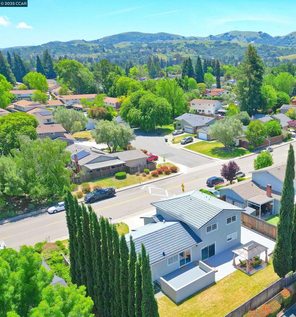 2782 Canyon Creek Dr, San Ramon CA: https://media.crmls.org/mediaz/98081659-aaf5-4c0a-8c52-94694b55ea6c.jpg