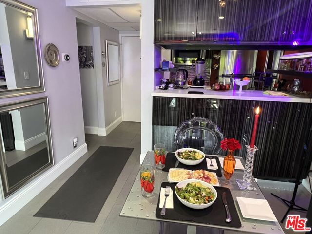 950 N Kings Road, West Hollywood CA: https://media.crmls.org/mediaz/9809481e-dffe-4730-8667-762cc044b77e.jpg