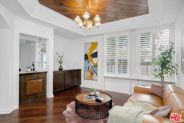 5333 Zelzah Avenue, Encino CA: https://media.crmls.org/mediaz/980a56ec-4795-4137-87d2-c3d887a01ac6.jpg