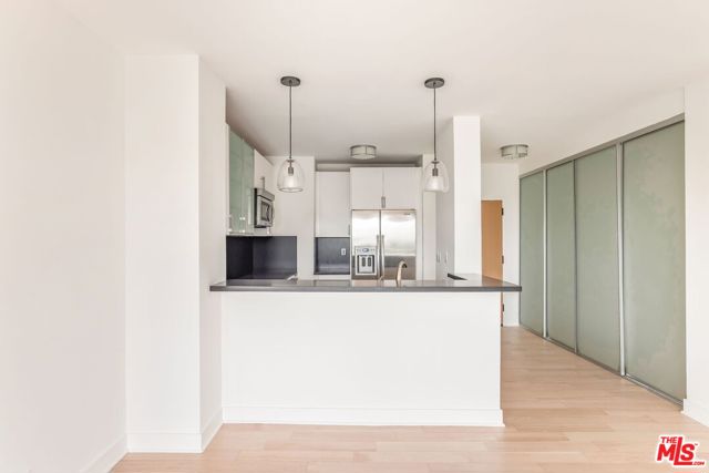 999 N Doheny Drive, West Hollywood CA: https://media.crmls.org/mediaz/980b840a-5e0c-4b52-aea9-82108cf36ca7.jpg
