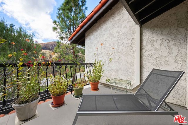 1490 Palisades Drive, Pacific Palisades CA: https://media.crmls.org/mediaz/980bb339-0dac-47ef-b5bd-92be767067d9.jpg