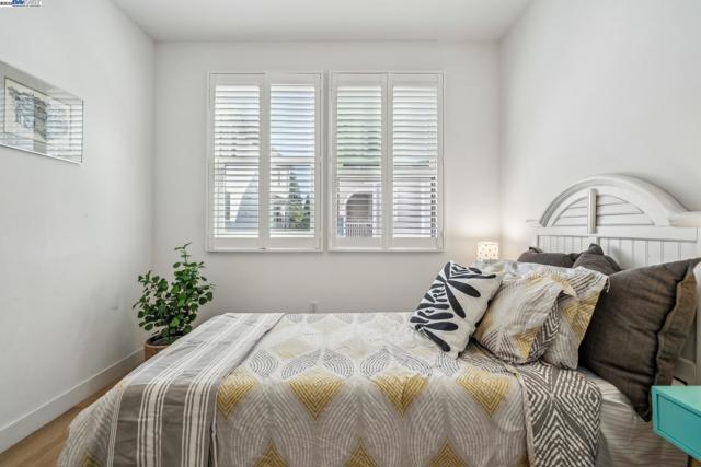2110 Clement Ave, Alameda CA: https://media.crmls.org/mediaz/980d374a-a41b-4aff-aac0-0e846411662c.jpg